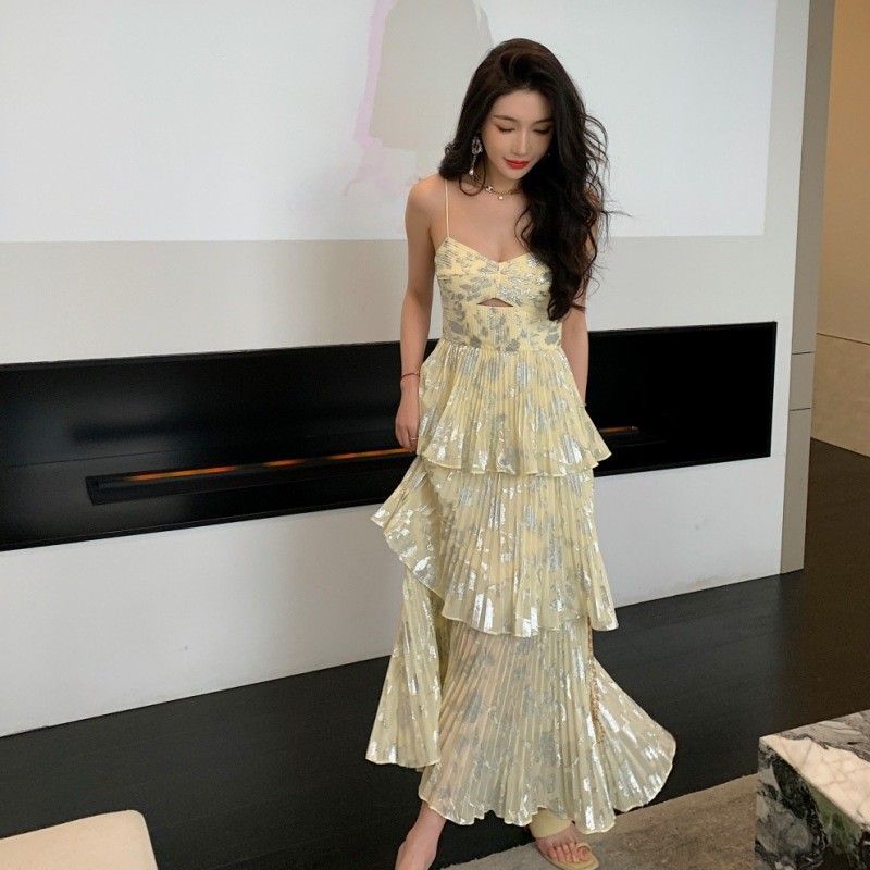 2023年春夏新品女装性感迷人黄色雪纺烫金百褶蛋糕长款吊带连衣裙